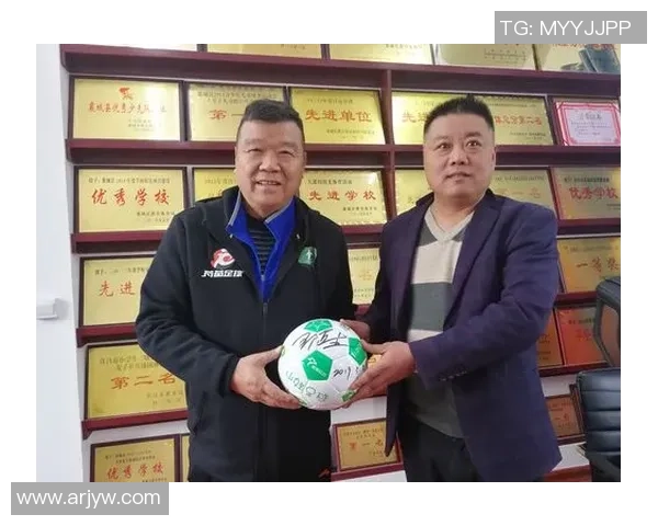 足球明星携手公益捐赠球衣视频传递爱心与希望